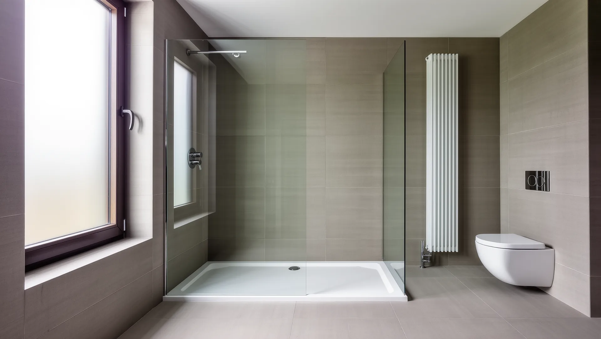 Modernisiertes Badezimmer mit bodengleicher Dusche, Wand-WC und flachem Heizkörper